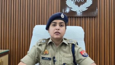 अंबेडकरनगर के मालीपुर में संदिग्ध मौत के मामले की जांच करती पुलिस