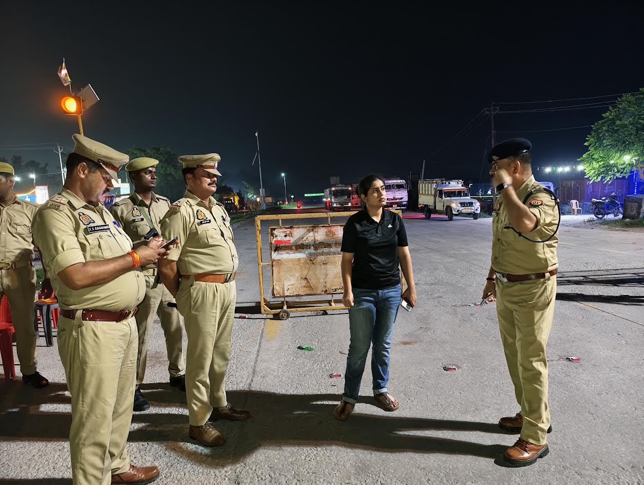 अंबेडकरनगर में कांवड़ यात्रा के दौरान एसपी प्राची सिंह का औचक निरीक्षण