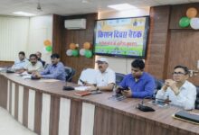 अंबेडकरनगर किसान दिवस में सीप में न्यूक्लियस डालने की प्रक्रिया का प्रशिक्षण लेते किसान