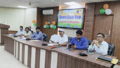 अंबेडकरनगर किसान दिवस में सीप में न्यूक्लियस डालने की प्रक्रिया का प्रशिक्षण लेते किसान