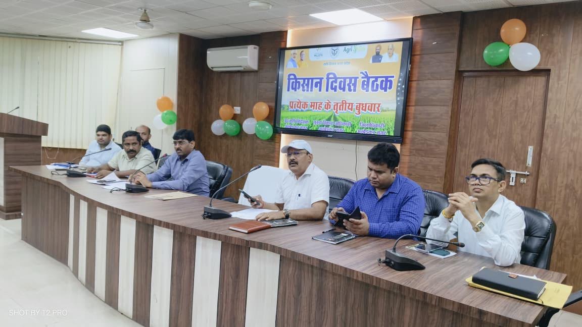 अंबेडकरनगर किसान दिवस में सीप में न्यूक्लियस डालने की प्रक्रिया का प्रशिक्षण लेते किसान
