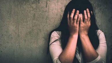 अंबेडकरनगर के महरुआ में किशोरी से जुड़े मामले की जांच करती पुलिस