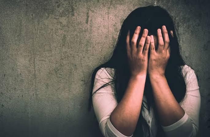 अंबेडकरनगर के महरुआ में किशोरी से जुड़े मामले की जांच करती पुलिस
