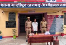 मालीपुर पुलिस द्वारा चोरी के सामान और चाकू के साथ गिरफ्तार युवक