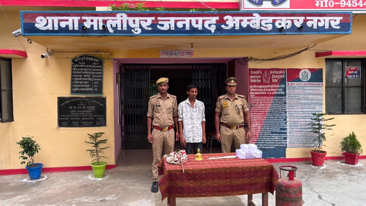 मालीपुर पुलिस द्वारा चोरी के सामान और चाकू के साथ गिरफ्तार युवक