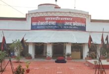 अम्बेडकरनगर में ससुराल में ताला लगने के बाद पुलिस से शिकायत करती विवाहिता