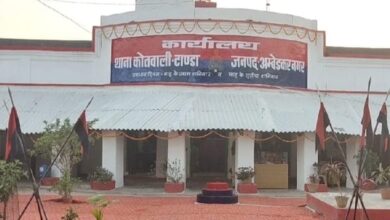 अम्बेडकरनगर में ससुराल में ताला लगने के बाद पुलिस से शिकायत करती विवाहिता