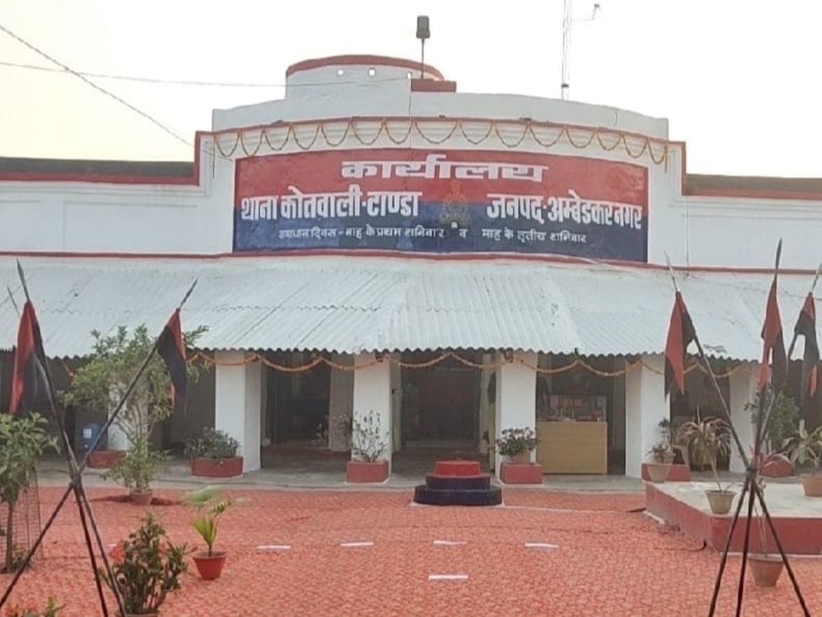 अम्बेडकरनगर में ससुराल में ताला लगने के बाद पुलिस से शिकायत करती विवाहिता