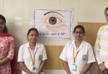 अंबेडकरनगर मेडिकल कॉलेज में नेत्रदान जागरूकता कार्यक्रम में पोस्टर प्रदर्शित करते मेडिकल और नर्सिंग के विद्यार्थी