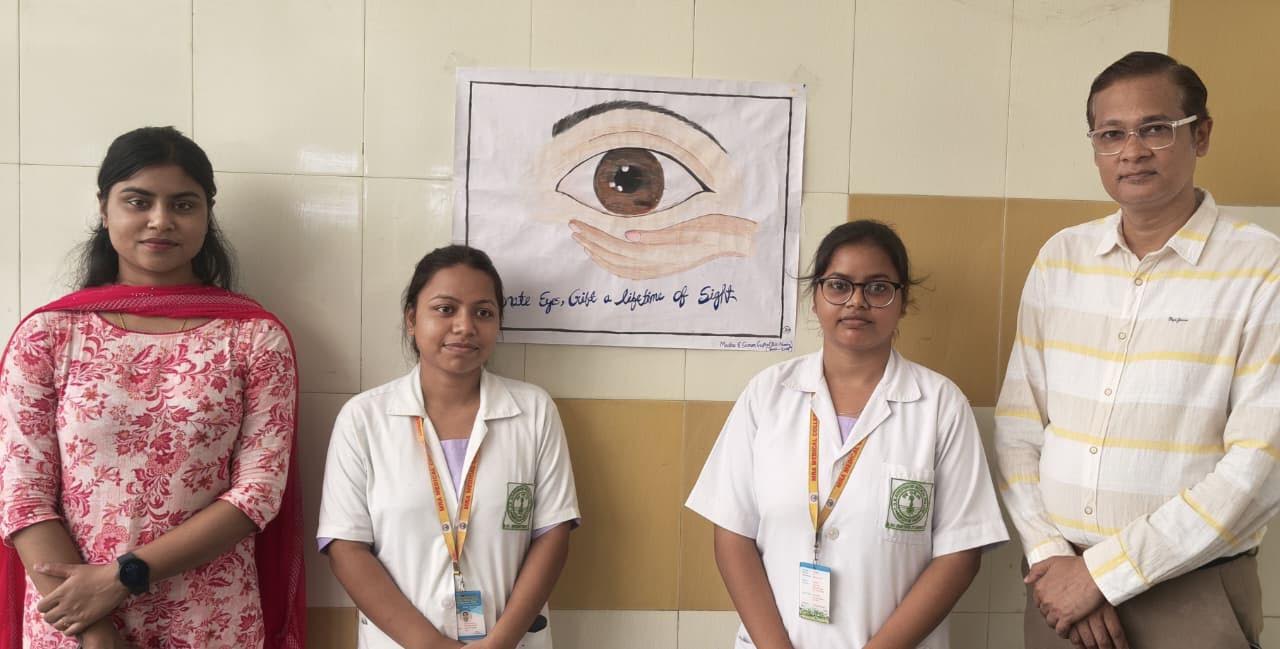 अंबेडकरनगर मेडिकल कॉलेज में नेत्रदान जागरूकता कार्यक्रम में पोस्टर प्रदर्शित करते मेडिकल और नर्सिंग के विद्यार्थी