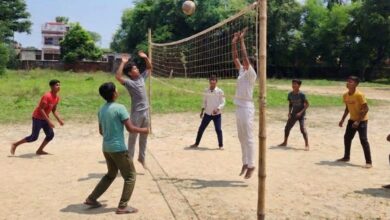 अंबेडकरनगर के ग्रामीण स्टेडियम में खेल दिवस पर दौड़ प्रतियोगिता में भाग लेते खिलाड़ी