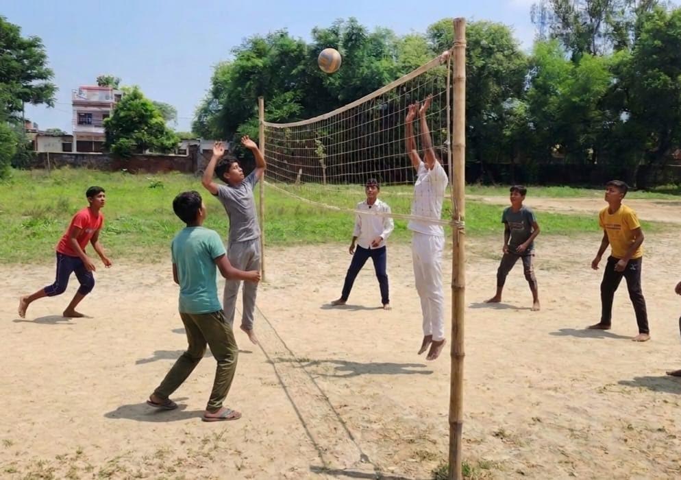 अंबेडकरनगर के ग्रामीण स्टेडियम में खेल दिवस पर दौड़ प्रतियोगिता में भाग लेते खिलाड़ी