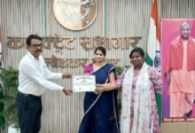 अंबेडकरनगर में उत्कृष्ट कार्य करने वाले अधिकारियों और कर्मचारियों का सम्मान