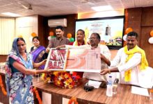 अंबेडकरनगर विकास भवन में रसोइयों के सम्मान समारोह में मौजूद अधिकारी और जनप्रतिनिधि