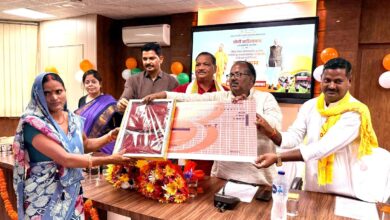 अंबेडकरनगर विकास भवन में रसोइयों के सम्मान समारोह में मौजूद अधिकारी और जनप्रतिनिधि