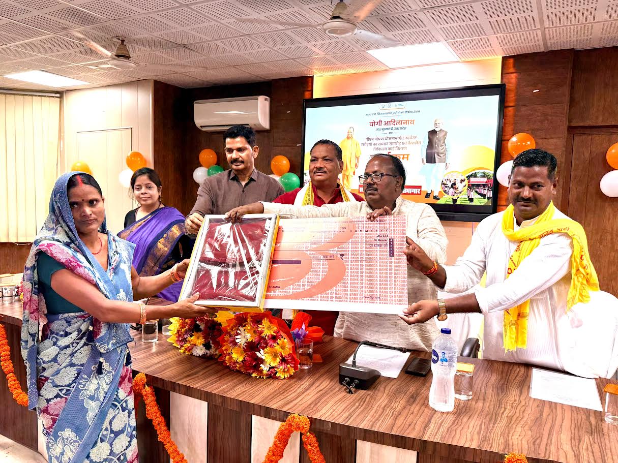 अंबेडकरनगर विकास भवन में रसोइयों के सम्मान समारोह में मौजूद अधिकारी और जनप्रतिनिधि