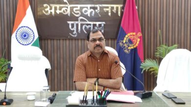अम्बेडकरनगर में पैरवी सेल के अधिकारियों के साथ समीक्षा बैठक करते एएसपी हरेंद्र कुमार।