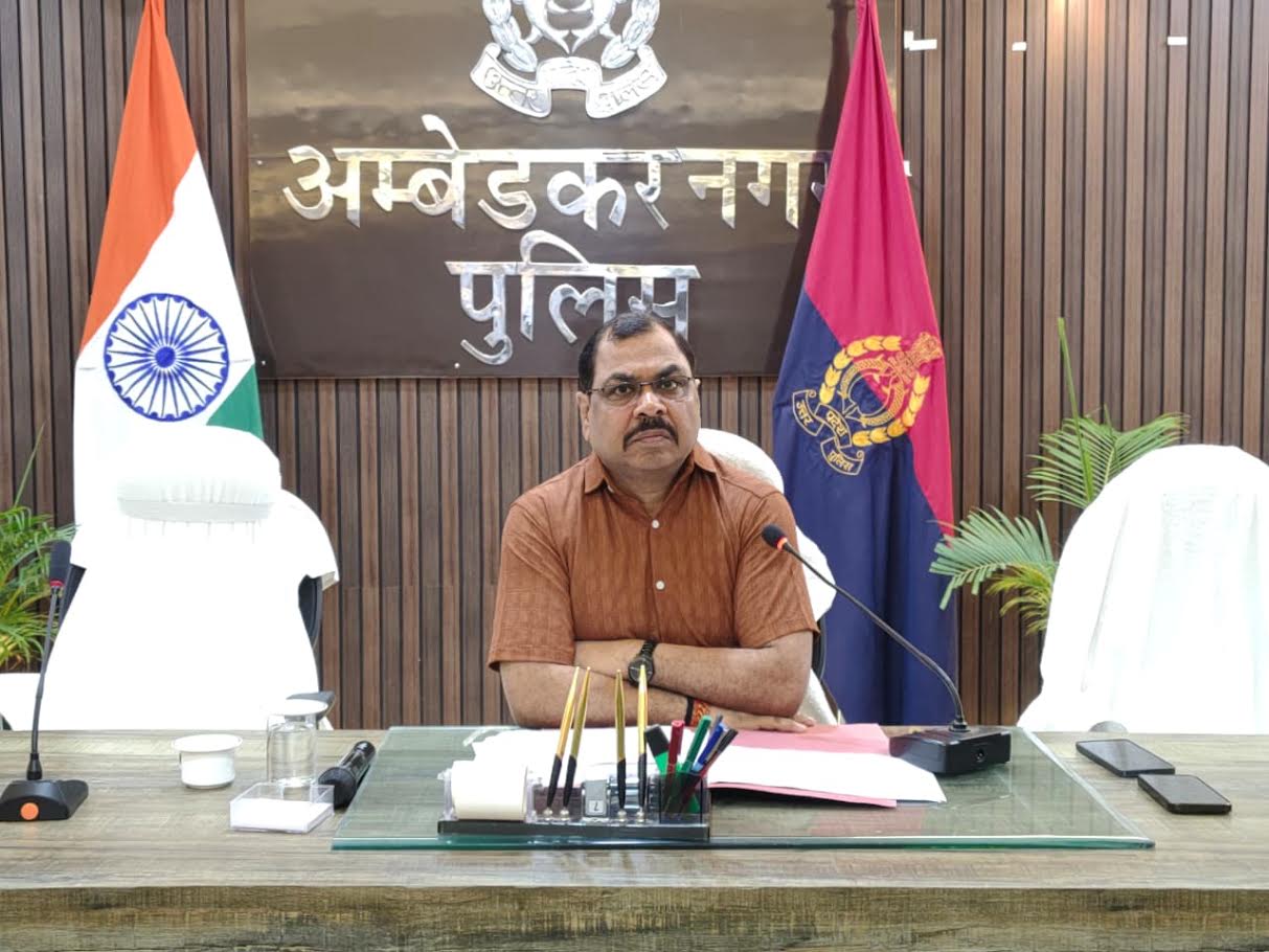 अम्बेडकरनगर में पैरवी सेल के अधिकारियों के साथ समीक्षा बैठक करते एएसपी हरेंद्र कुमार।