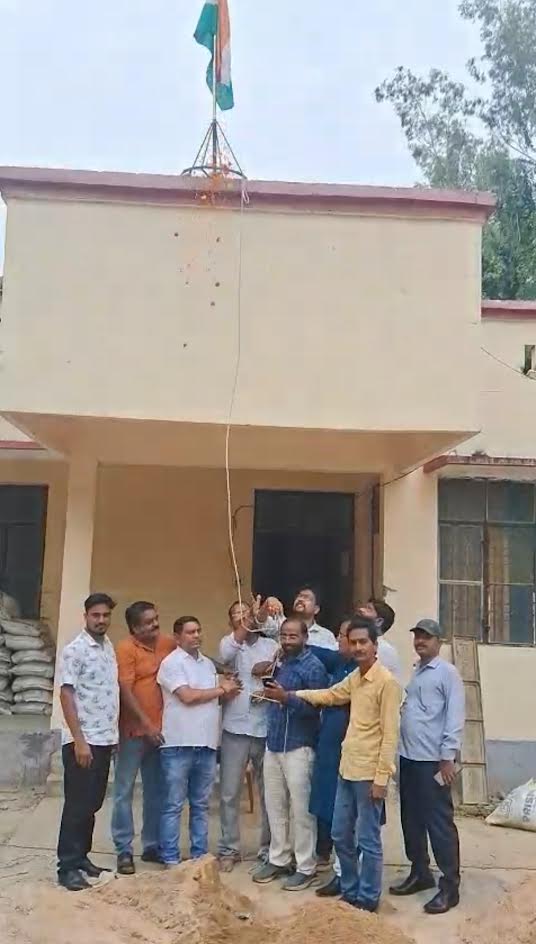 अंबेडकरनगर प्रेस क्लब में स्वतंत्रता दिवस पर ध्वजारोहण कार्यक्रम