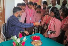 रक्षाबंधन पर अंबेडकरनगर के परिषदीय विद्यालय में बच्चों से संवाद करते अधिकारी