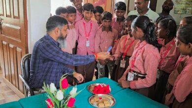 रक्षाबंधन पर अंबेडकरनगर के परिषदीय विद्यालय में बच्चों से संवाद करते अधिकारी
