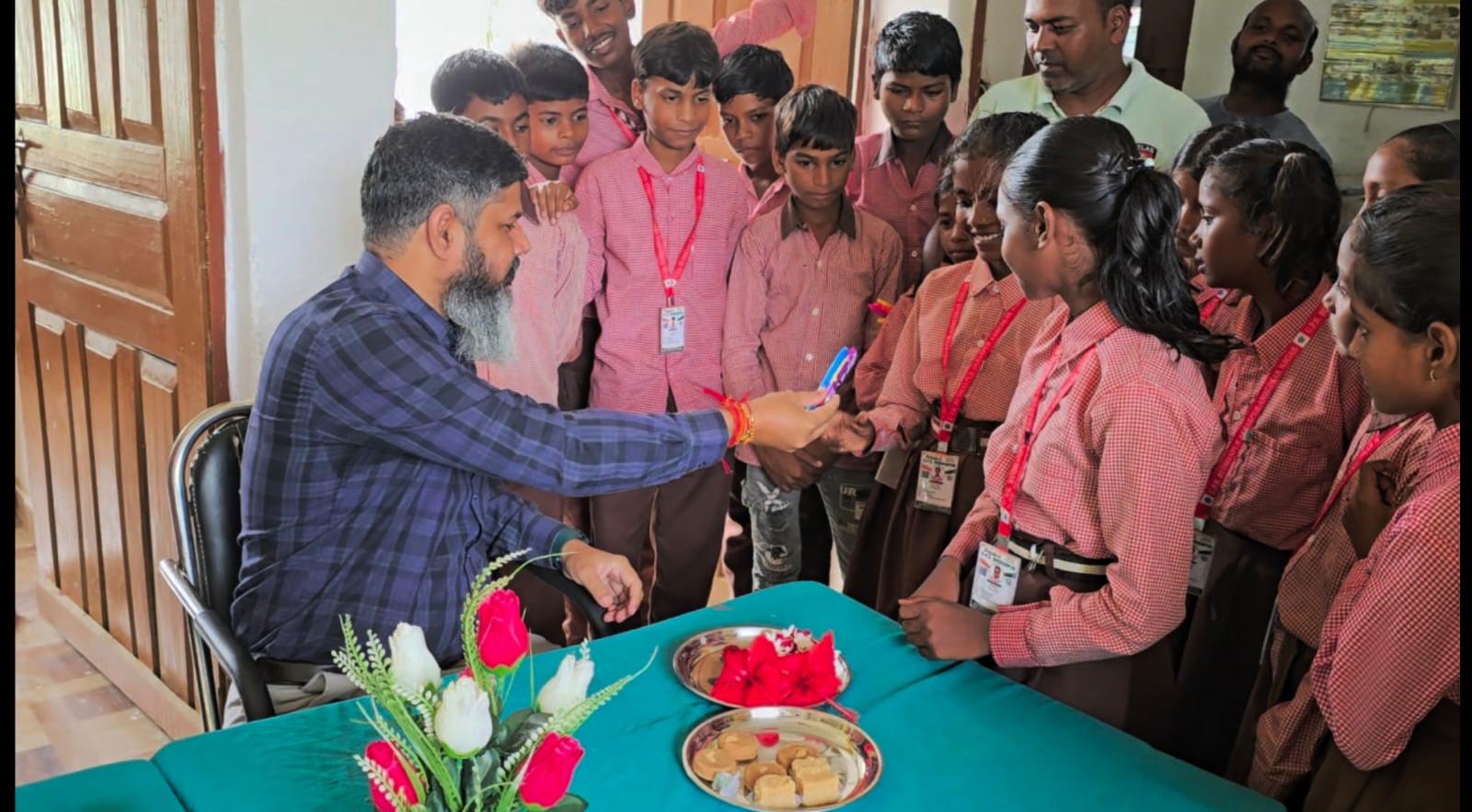 रक्षाबंधन पर अंबेडकरनगर के परिषदीय विद्यालय में बच्चों से संवाद करते अधिकारी