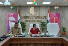 अंबेडकरनगर कलेक्ट्रेट में सड़क सुरक्षा समिति की बैठक करतीं जिलाधिकारी ईशा प्रिया
