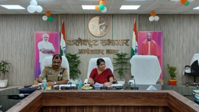 अंबेडकरनगर कलेक्ट्रेट में सड़क सुरक्षा समिति की बैठक करतीं जिलाधिकारी ईशा प्रिया
