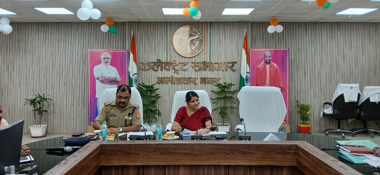 अंबेडकरनगर कलेक्ट्रेट में सड़क सुरक्षा समिति की बैठक करतीं जिलाधिकारी ईशा प्रिया