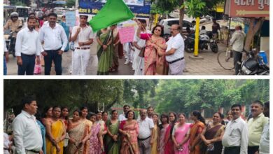 सड़क सुरक्षा जागरूकता रैली में स्लोगन तख्तियां लेकर चलते लिटिल एंजिल्स विद्यालय के छात्र-छात्राएं।