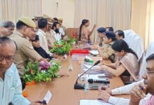 अम्बेडकरनगर में आयोजित सम्पूर्ण समाधान दिवस में फरियादियों की शिकायतें सुनते प्रशासनिक अधिकारी।