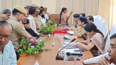 अम्बेडकरनगर में आयोजित सम्पूर्ण समाधान दिवस में फरियादियों की शिकायतें सुनते प्रशासनिक अधिकारी।