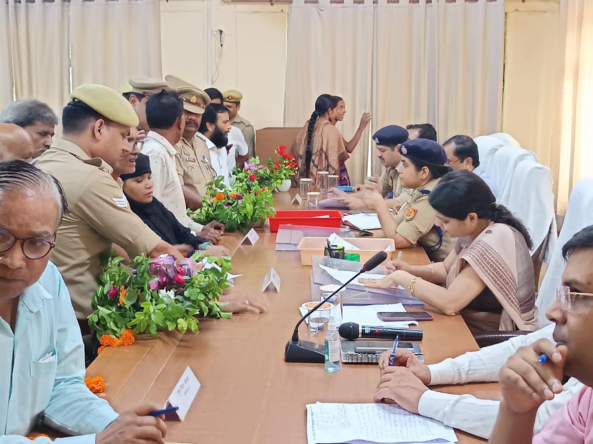 अम्बेडकरनगर में आयोजित सम्पूर्ण समाधान दिवस में फरियादियों की शिकायतें सुनते प्रशासनिक अधिकारी।