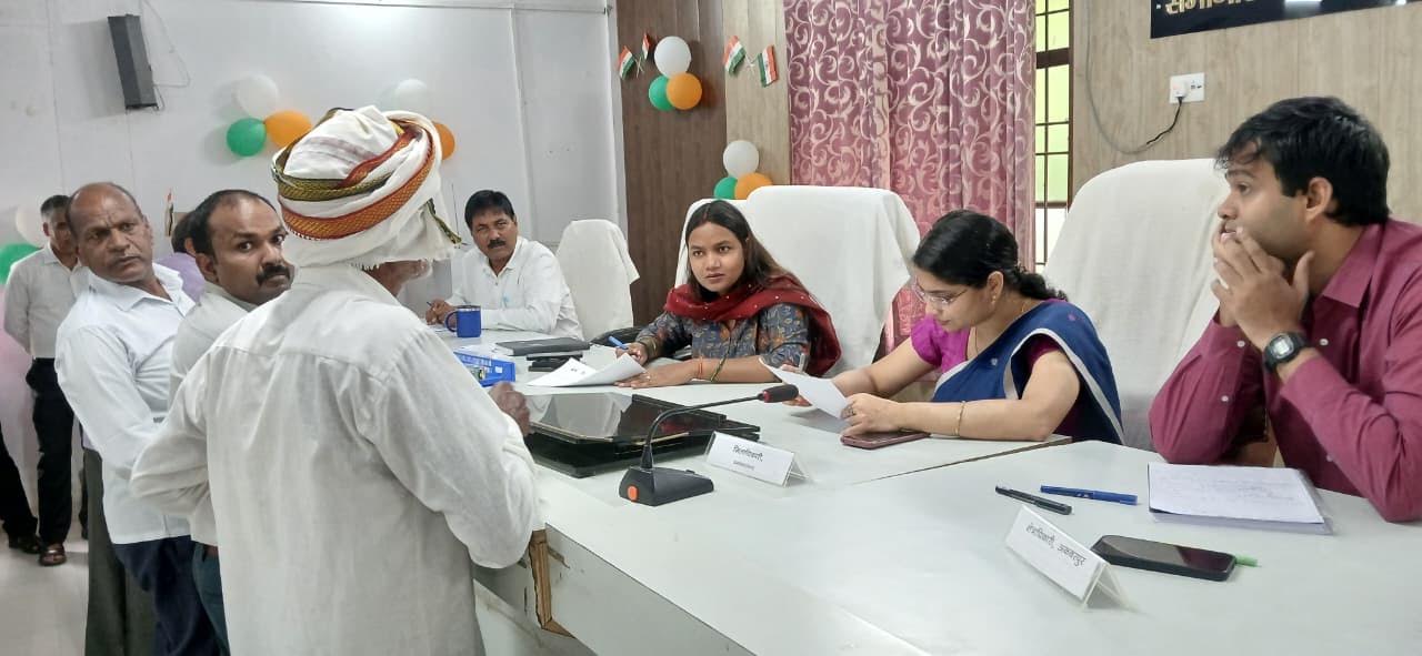 अंबेडकरनगर अकबरपुर तहसील में संपूर्ण समाधान दिवस पर शिकायतें सुनतीं डीएम ईशा प्रिया