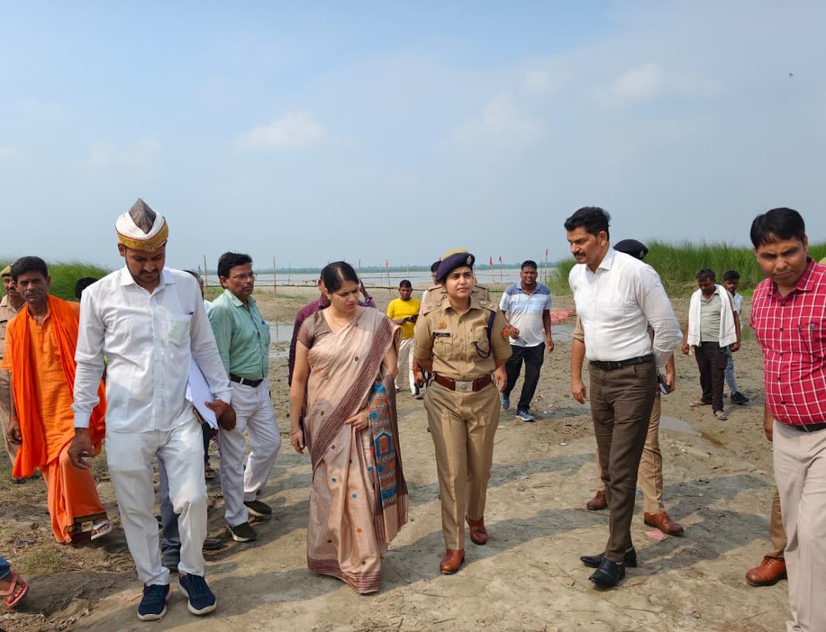 अंबेडकरनगर में सावन की तैयारियों का निरीक्षण करते जिलाधिकारी और पुलिस अधीक्षक।