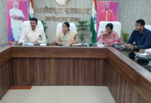 अंबेडकरनगर में विद्यालयों की व्यवस्थाओं की समीक्षा करतीं जिलाधिकारी ईशा प्रिया