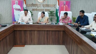 अंबेडकरनगर में विद्यालयों की व्यवस्थाओं की समीक्षा करतीं जिलाधिकारी ईशा प्रिया