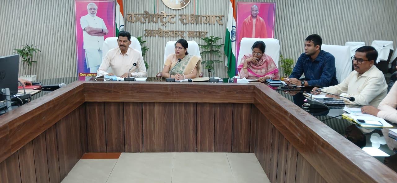 अंबेडकरनगर में विद्यालयों की व्यवस्थाओं की समीक्षा करतीं जिलाधिकारी ईशा प्रिया