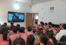 अंबेडकरनगर के स्कूलों में विद्यार्थियों को देशभक्ति फिल्में दिखाई गईं