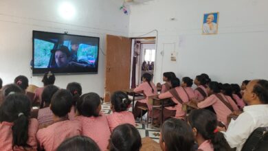 अंबेडकरनगर के स्कूलों में विद्यार्थियों को देशभक्ति फिल्में दिखाई गईं