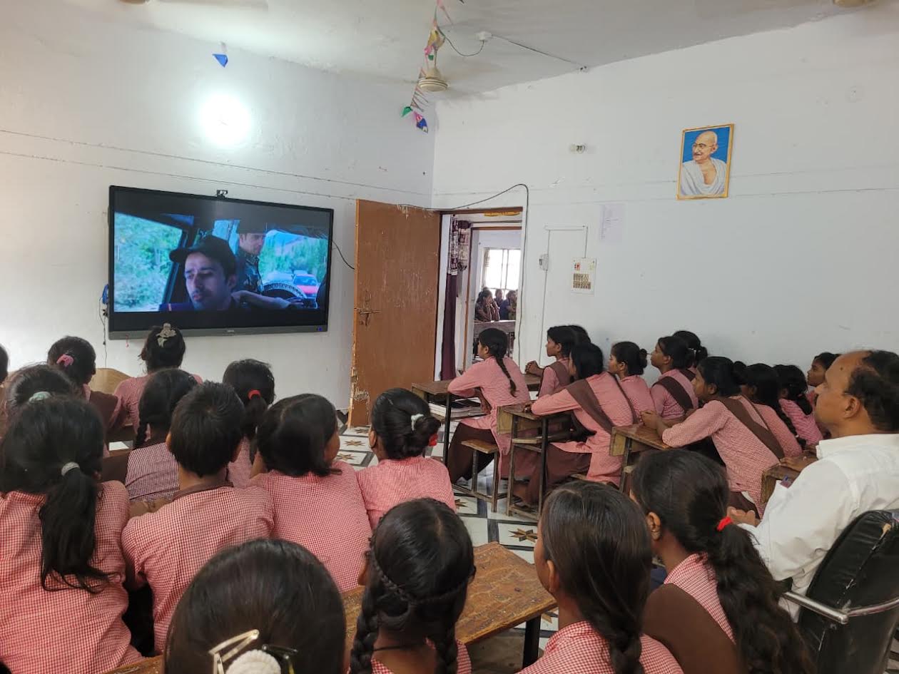 अंबेडकरनगर के स्कूलों में विद्यार्थियों को देशभक्ति फिल्में दिखाई गईं