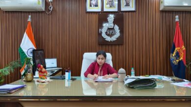 अंबेडकरनगर पुलिस कार्यालय में जनसुनवाई करतीं एसपी प्राची सिंह
