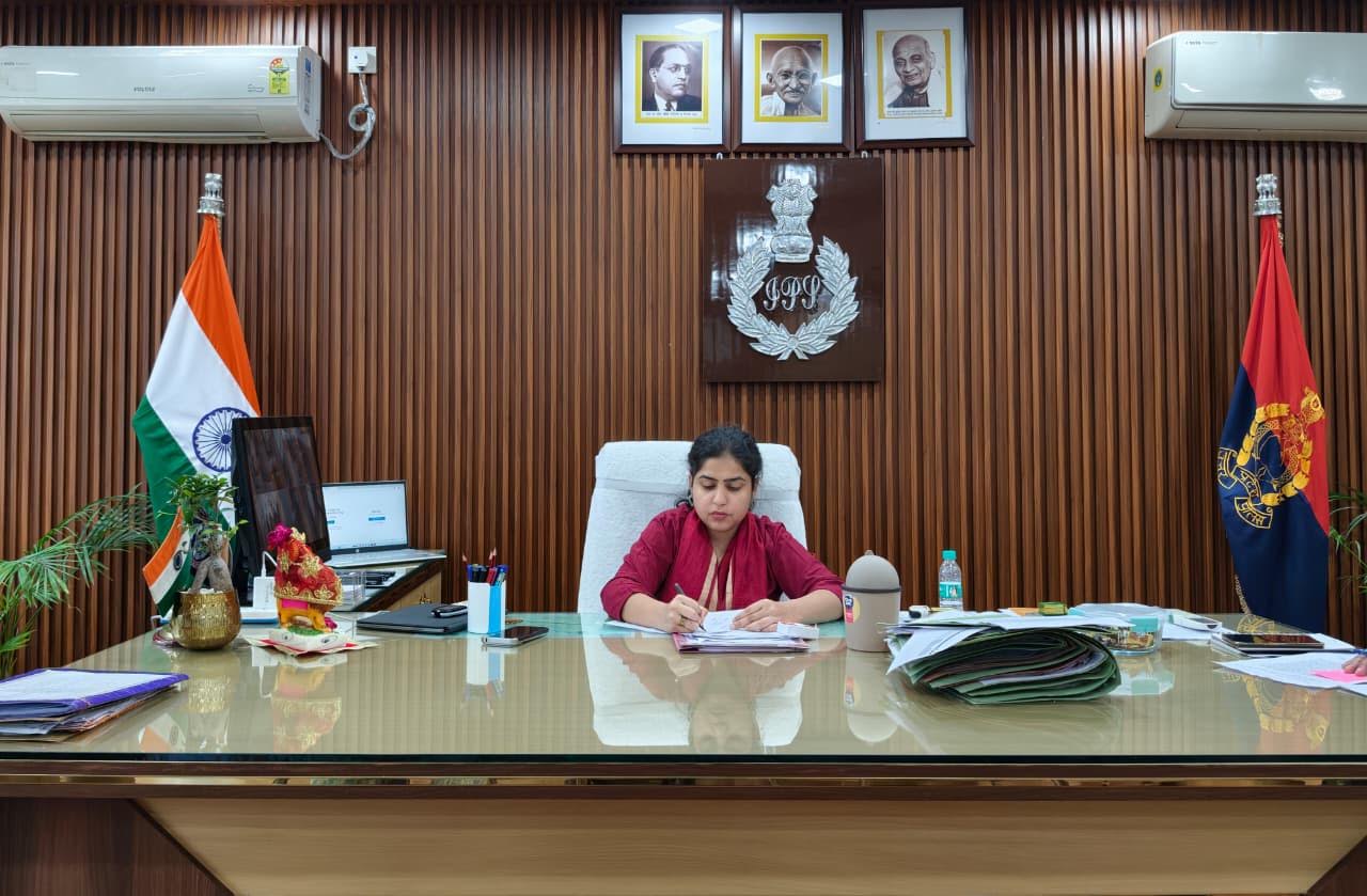 अंबेडकरनगर पुलिस कार्यालय में जनसुनवाई करतीं एसपी प्राची सिंह