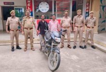 अम्बेडकरनगर में वाहन चोरी के आरोपियों से बरामद फर्जी नंबर प्लेट लगी मोटरसाइकिल