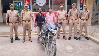 अम्बेडकरनगर में वाहन चोरी के आरोपियों से बरामद फर्जी नंबर प्लेट लगी मोटरसाइकिल