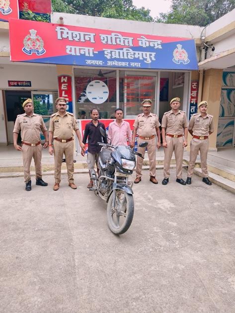 अम्बेडकरनगर में वाहन चोरी के आरोपियों से बरामद फर्जी नंबर प्लेट लगी मोटरसाइकिल