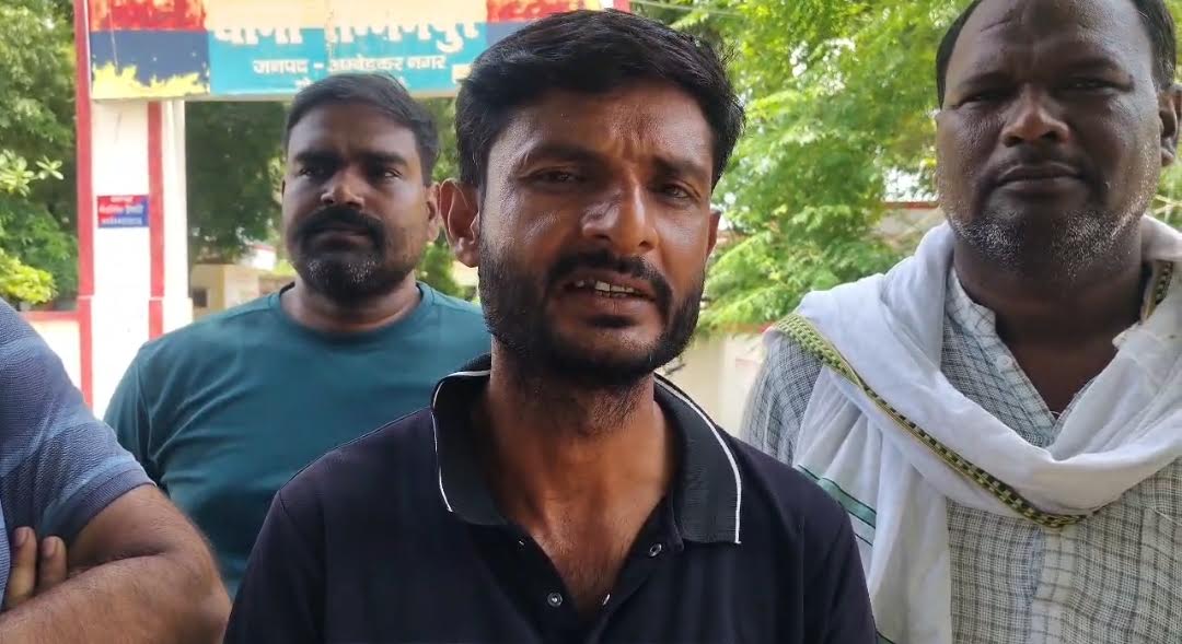 अंबेडकरनगर के सम्मनपुर क्षेत्र में शिकायत के बाद जांच करती पुलिस का सांकेतिक दृश्य।