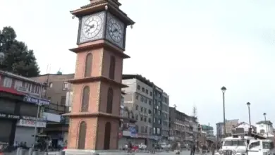 जम्मू-कश्मीर में सुरक्षा जांच करते सुरक्षाबलों और हाई अलर्ट की सांकेतिक तस्वीर।