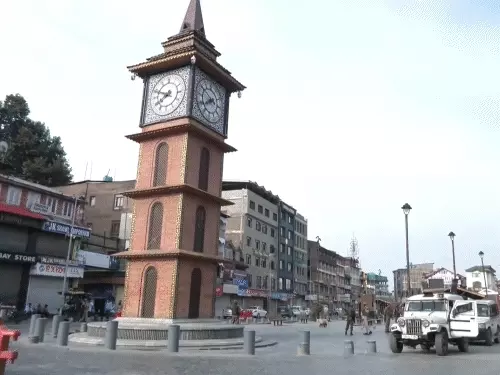 जम्मू-कश्मीर में सुरक्षा जांच करते सुरक्षाबलों और हाई अलर्ट की सांकेतिक तस्वीर।