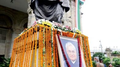 लखनऊ में अवंतीबाई लोधी की प्रतिमा पर श्रद्धांजलि देते योगी आदित्यनाथ और अखिलेश यादव।